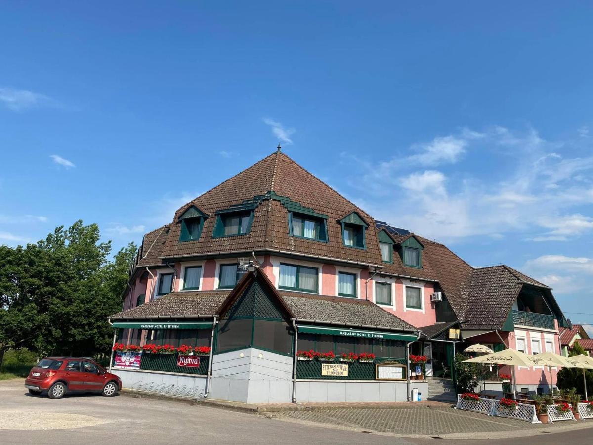 Hableany Hotel Tiszafured Bagian luar foto